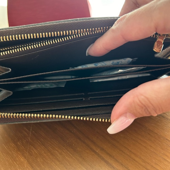 Louis Vuitton Damier Ebene Zippy Wallet - Picture 4 of 5